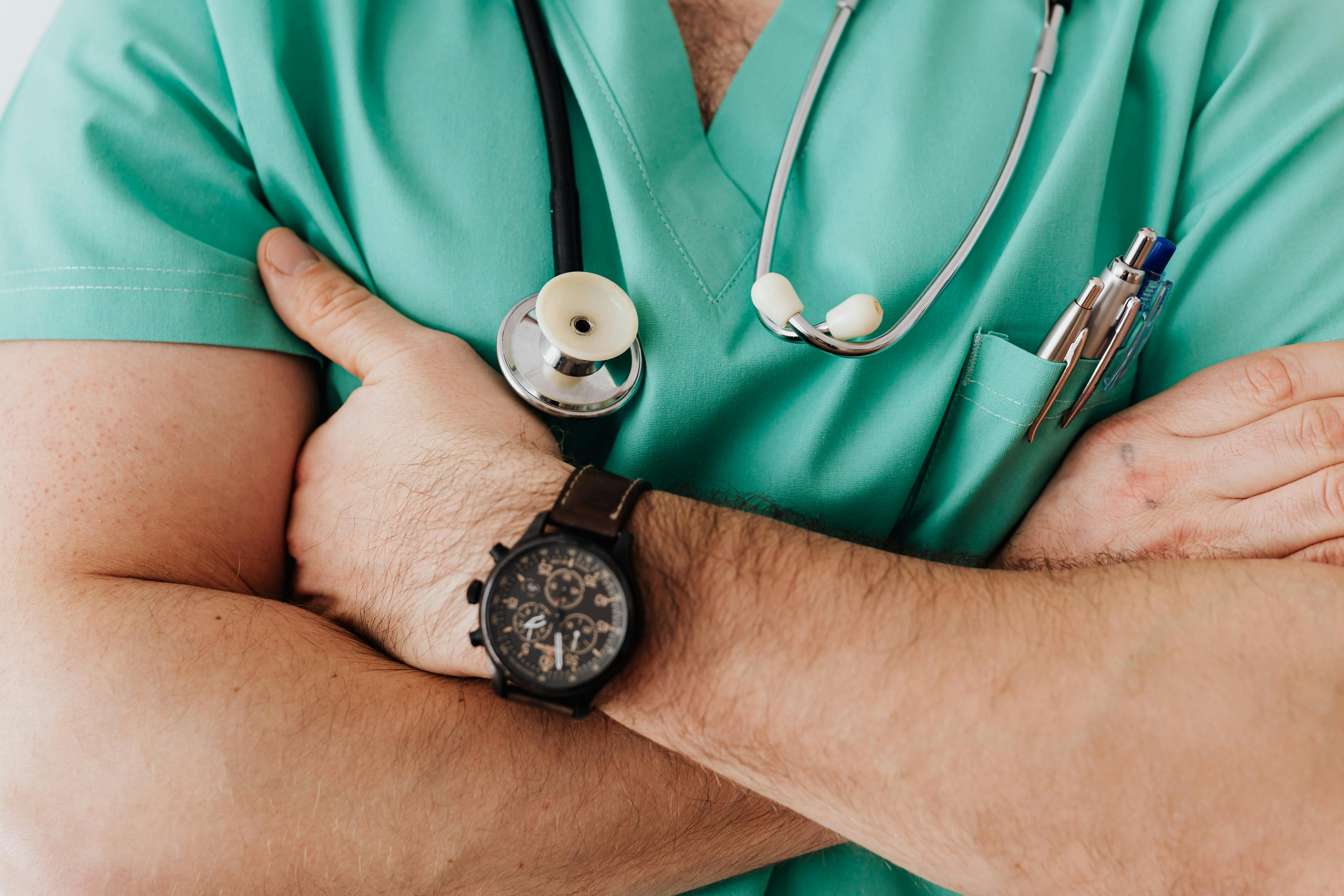 Profesional de salud Sanna en uniforme con estetoscopio